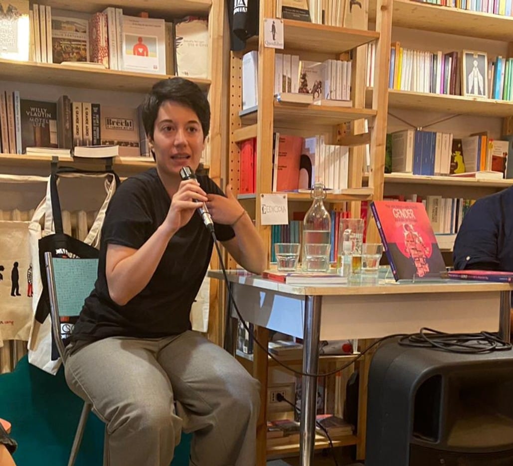 Lorenza Entilli alla presentazione di un libro sulle tematiche lgbtq